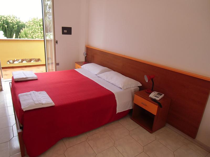 Villaggio Hotel Club Calanovellamare Piraino Habitación foto